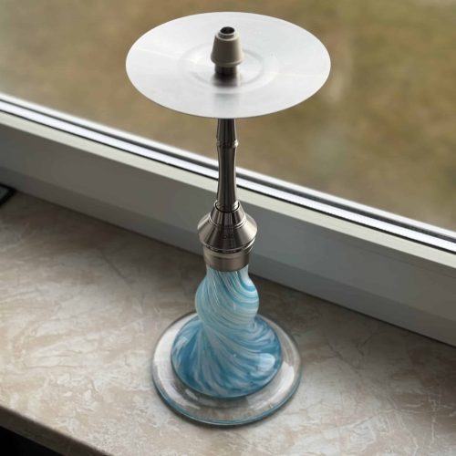 Shisha-Kopf und Glasbasis auf Fensterbank, ohne Schlauch.