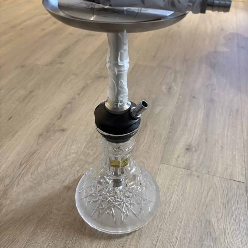 Rauchshisha auf Glasbasis mit Metallkopf und Silikonschlauch, ideal für Shisha-Liebhaber.