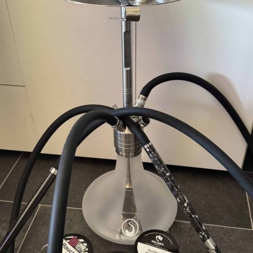 Hochwertige Shisha mit Glasbowl, Silikonschläuchen und Tabakdosen.