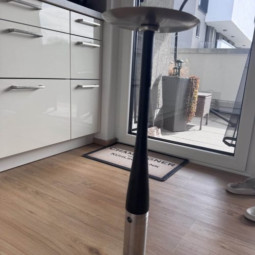 Rauchersäule mit Metallbasis, schwarzem Standfuß und langer Stange, ideal für Shisha-Genuss zu Hause.