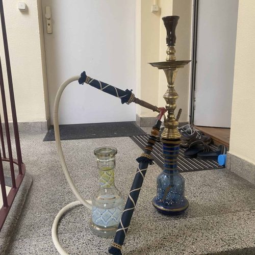 Alte Shisha mit Glas- und Metallteilen, gebrauchte Wasserpfeife für Shisha-Liebhaber.