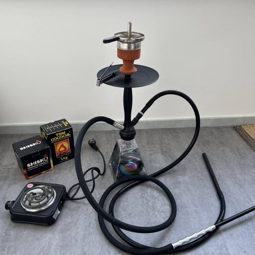 Rauchsäule mit Shisha, Kohle und Zubehör für Wasserpfeifen.