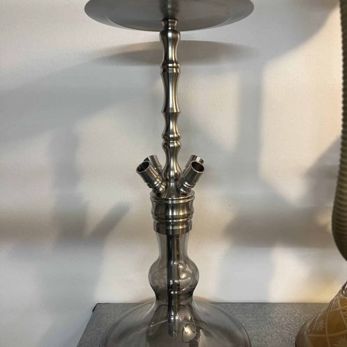 Moderne Metall-Hookah auf Tisch, stilvoll und elegant.