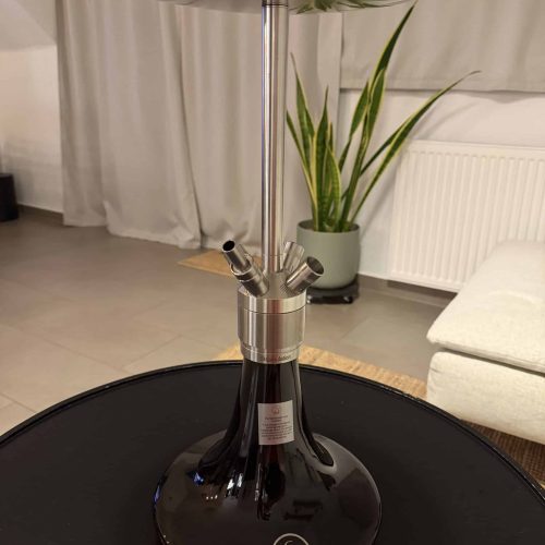 Hochwertige Shisha mit Glas- und Metallkomponenten, ideal für Raucher und Sammler.