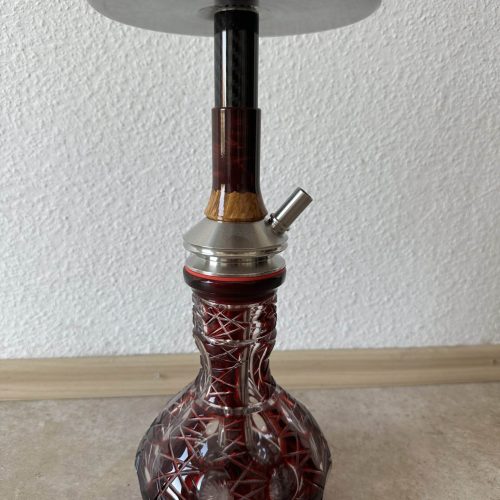 Dekorative Shisha mit Glasbasis und Metallaufsatz.