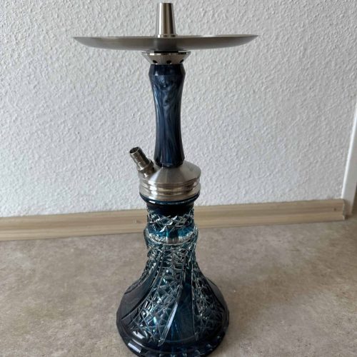 Rauch-Hookah mit blauer Glasbasis und Metallaufsatz.