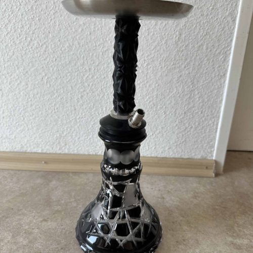 Wasserpfeife mit schwarzem Kopf und Metallplatte, ideal für Shisha-Liebhaber.