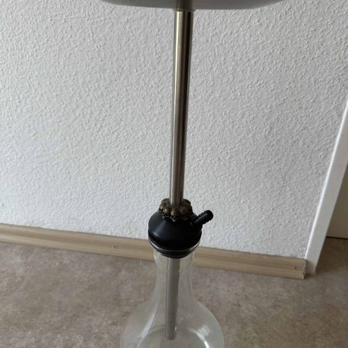 Rauch-Hookah mit Glasbasis, Metallständer und Ablagefläche, ideal für Shisha-Liebhaber.