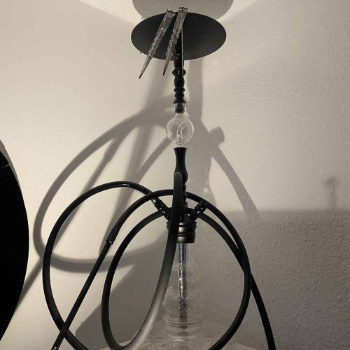 Dekorative Shisha mit Glasbehälter und Schlauch.