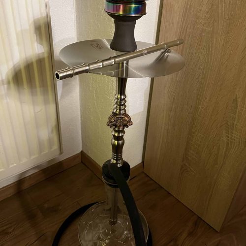 Rauchsäule mit Shisha, Wasserpfeife und Zubehör, ideal für Raucher und Sammler.