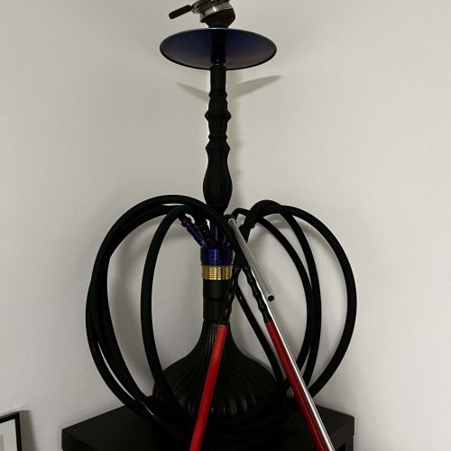 Hochwertige Shisha mit mehreren Schläuchen und Zubehör, ideal für Raucher und Sammler.