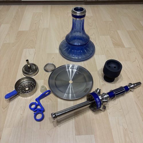 Komplettes Shisha-Set mit Glas, Metall, Silikon und Kunststoffteilen.