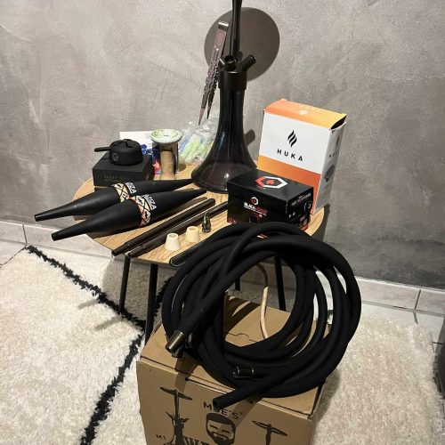 Hookah mit Zubehör, inklusive Schlauch, Kohle und Ersatzteile.