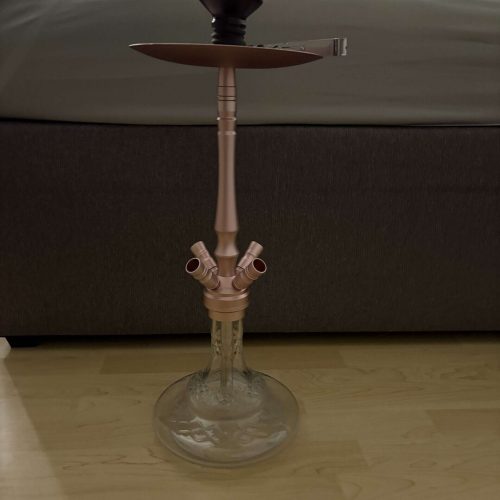 Rauch-Hookah mit Glasbasis und Metallaufsatz, ideal für Shisha-Liebhaber.