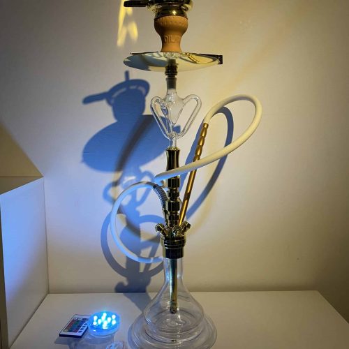 Shisha mit LED-Beleuchtung und Zubehör, ideal für Raucher und Sammler.