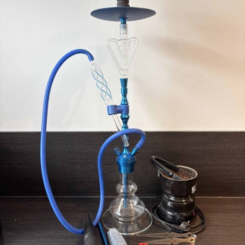Hochwertige Shisha mit Glasbowl, Schlauch und Kohleteller.