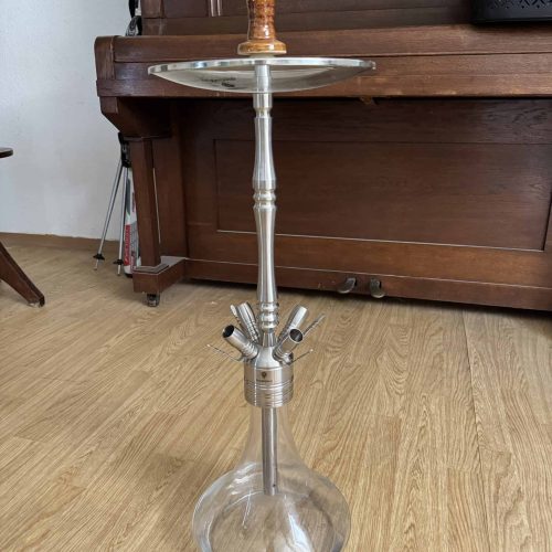 Aluminium Shisha-Kopf mit Glasbowl auf Holzboden.