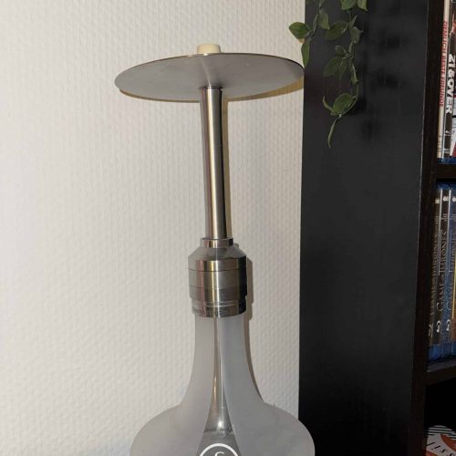 Shisha mit Glasbasis und Metallaufsatz, ideal für Raucher und Sammler.