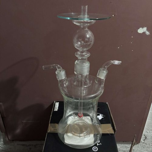 Dekorative Glas-Shisha mit mehreren Kammern und Schlauch.