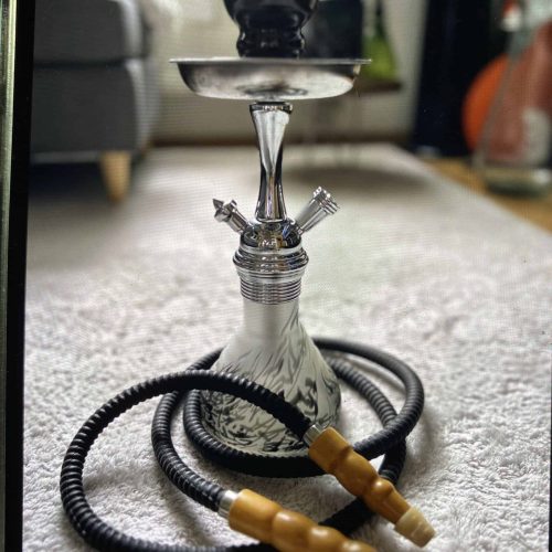 Shisha mit Glasbasis, Schlauch und Kopf für Wasserpfeife.