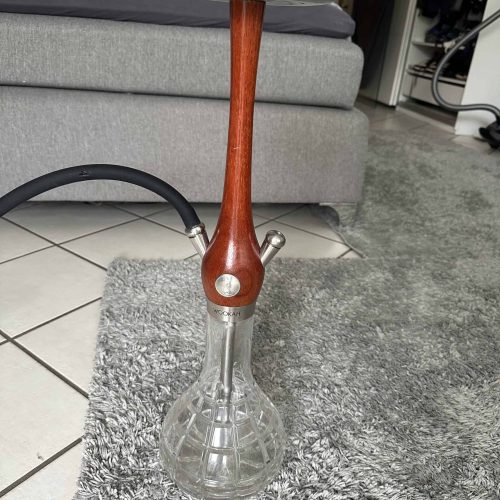 Wasserpfeife mit Holzstiel, Glasbase und Schlauch, ideal für Shisha-Liebhaber.
