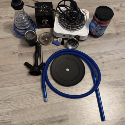 Shisha Zubehör mit Rauchsäule, Schlauch und Tabak.
