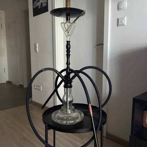 Rauchsäule mit Shisha auf einem kleinen Tisch im Wohnzimmer.