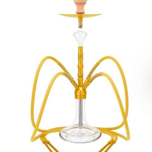 Rauchsäule mit gelben Schläuchen, Glasbasis und Metallaufsatz, ideal für Shisha-Genuss.
