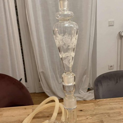 Elegante Glas-Hookah für Shisha-Genuss, transparent und stilvoll.