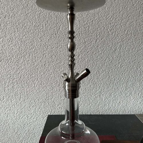 Rauch-Hookah auf schwarzem Tisch, ohne Schlauch, für Shisha-Liebhaber.