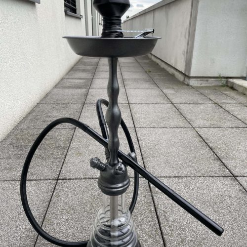 Schwarze Shisha mit Glasbowl auf Balkon, Nahaufnahme.