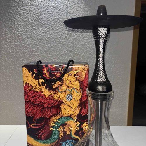 Rauch-Hookah mit silbernem Kopf und eleganter Glasbasis, ideal für Shisha-Liebhaber.