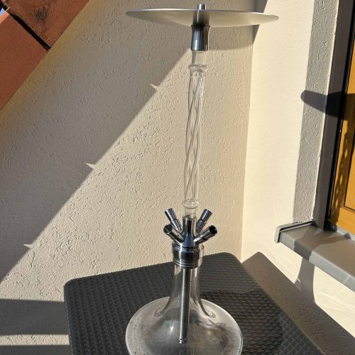 Moderne Shisha-Rauchsäule mit Glasaufsatz auf Balkon.