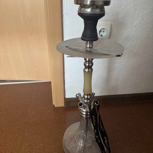 Raucherhaken mit Shisha-Elementen, auf dem Boden stehend, in einem Raum.