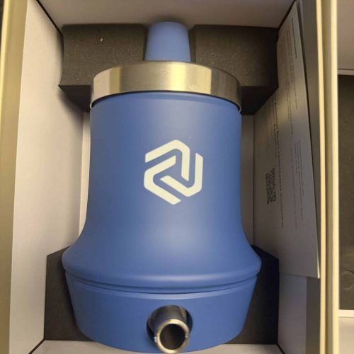 Blaue Shisha-Adapter mit Metallring in Verpackung.