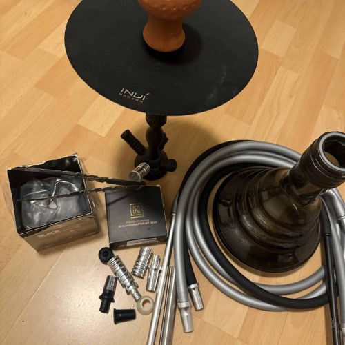 Zubehör für Shisha, inklusive Kohle, Tabak und Ersatzteile, auf einem Holztisch. Perfekt für Shisha-.