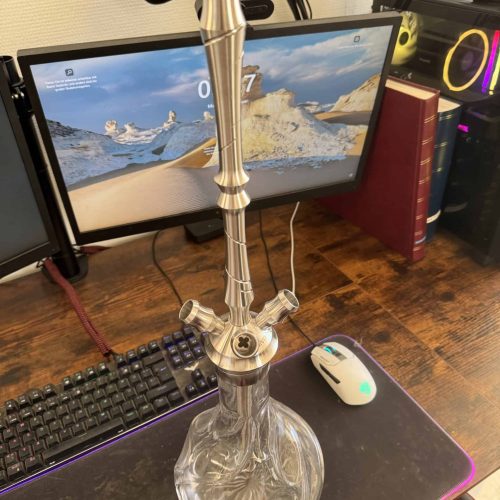 Moderne Blumen-Shisha auf Schreibtisch mit Computer und Gaming-Setup.