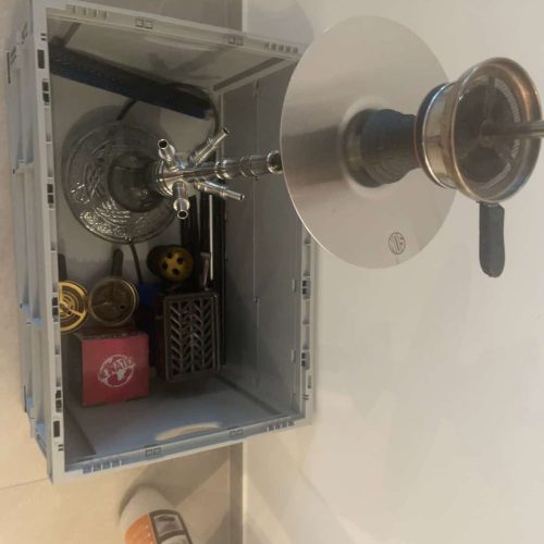 Metallgehäuse mit Shisha-Teilen und Glasbowl.