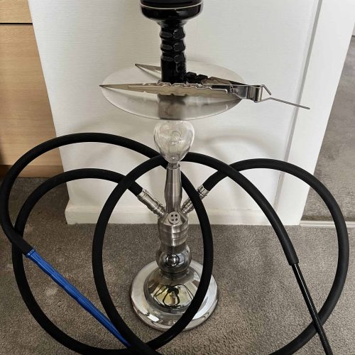 Shisha mit Kohleteller, Schlauch und Kopf, bereit zum Rauchen.