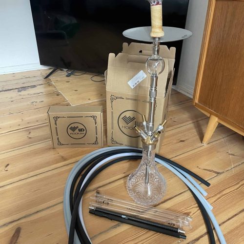 Rauch-Hookah mit Glasbasis, Schläuchen und Zubehör für Shisha-Genuss.