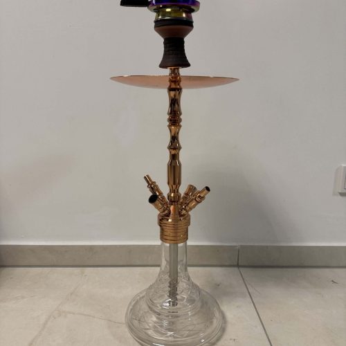 Shisha mit Glasbowl, Schlauch und Dichtung auf Boden.