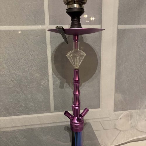 Bunter Wasserpfeifen-Kopf und Glasbasis, ideal für Shisha-Liebhaber.