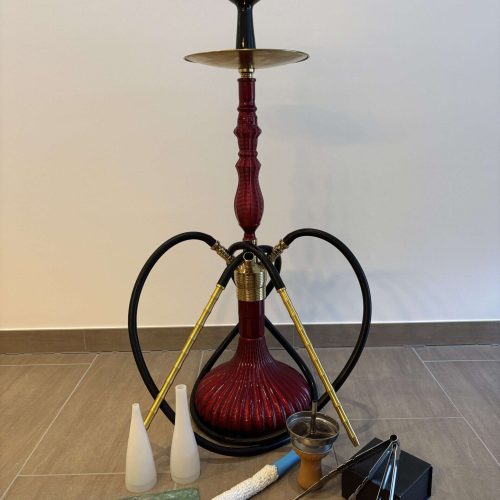 Dekorative Shisha mit rotem Glas und Metallteilen.