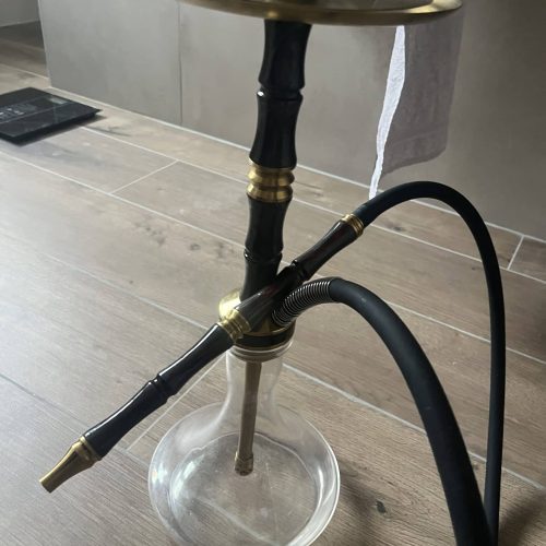 Rauch-Hookah mit Glasbasis und schwarzem Schlauch, ideal für Shisha-Liebhaber.
