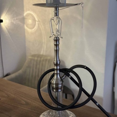 Elegante Wasserpfeife mit Glasbasis und Metallrohr.
