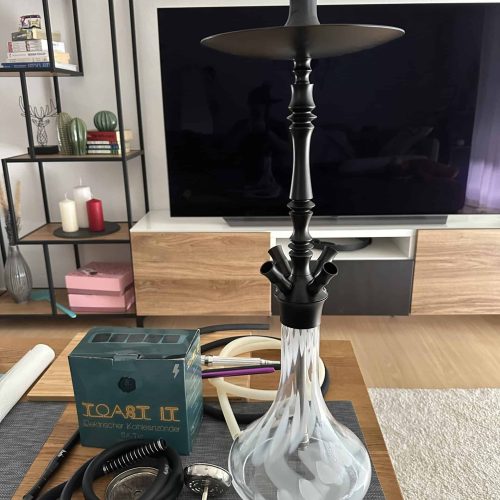 Hochwertige Wasserpfeife mit Glasbowl, Zubehör und Kohleanzünder, ideal für Shisha-Liebhaber.