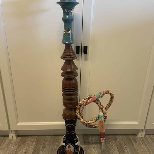 Große Shisha mit buntem Glas und Holzdetails, ideal für gesellige Runden.