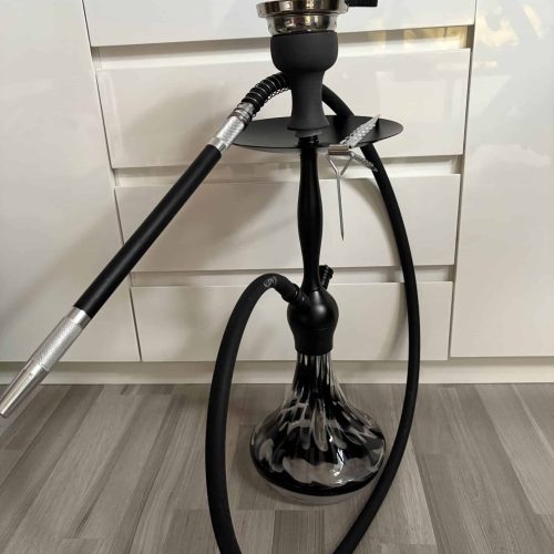 Rauchsäule mit Schlauch, Kopf und Glasbasis, ideal für Shisha-Genuss.