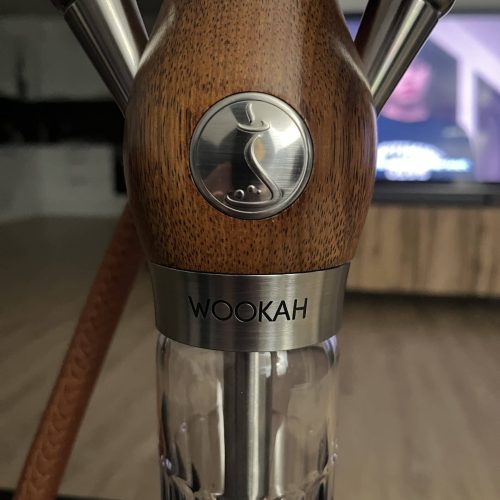 Hochwertige Wasserpfeife aus Holz mit Edelstahl-Details, ideal für Shisha-Liebhaber.