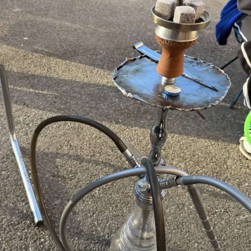Shisha mit Kohle, Wasserpfeife auf Straße, rauchende Shisha.
